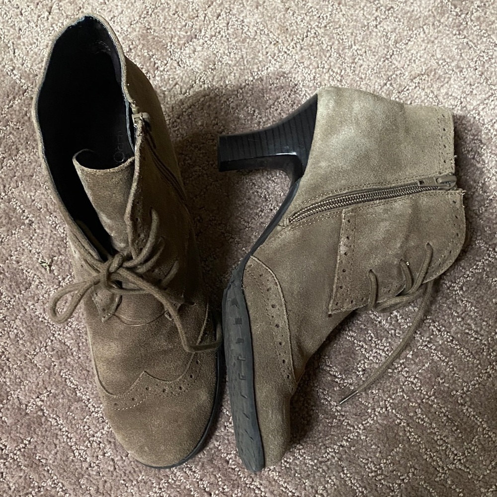 AEROSOLES Brown Suede Size 8.5M Booties Academia Career Casual